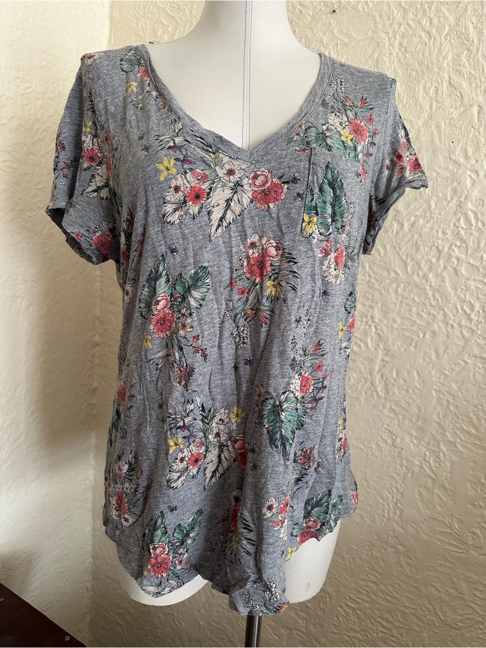 Torrid Gray Floral Pattern V-Neck Pocket T-Shirt 1X